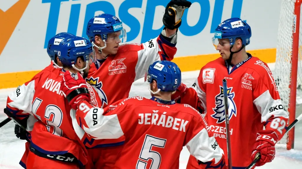 Čeští hokejisté slaví branku Jana Kováře