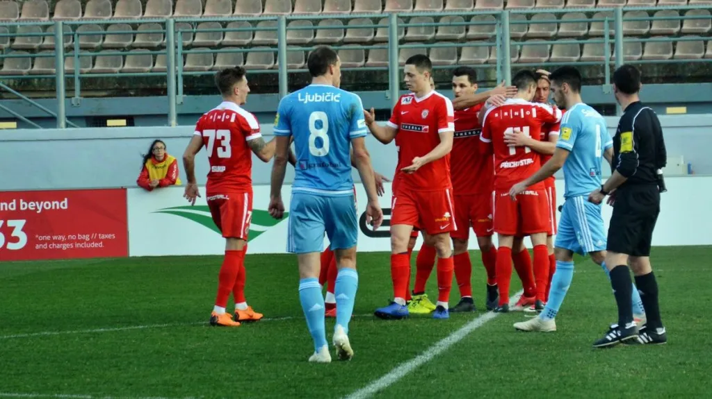 Fotbalisté Brna slaví gól v síti Slovanu Bratislava