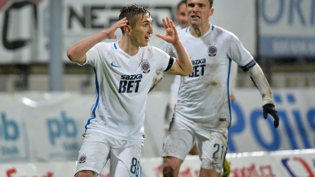 Slavící Bogdan Vatajelu v dresu Sparty