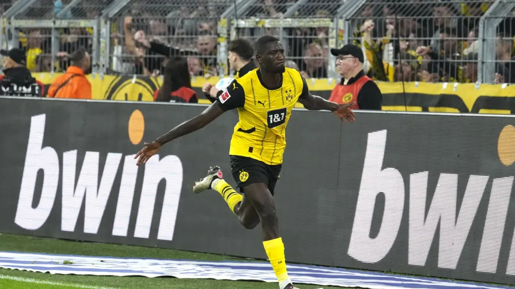 Serhou Guirassy z Dortmundu oslavuje gól v Bundeslize