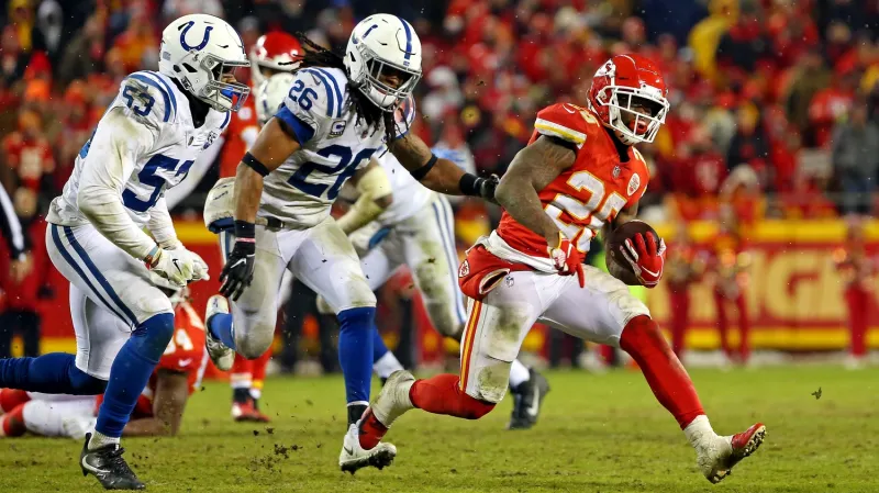 Damian Williams uniká obraně Indianapolis