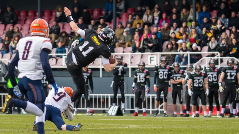 Quarterback Jan Dundáček v duelu s Lions