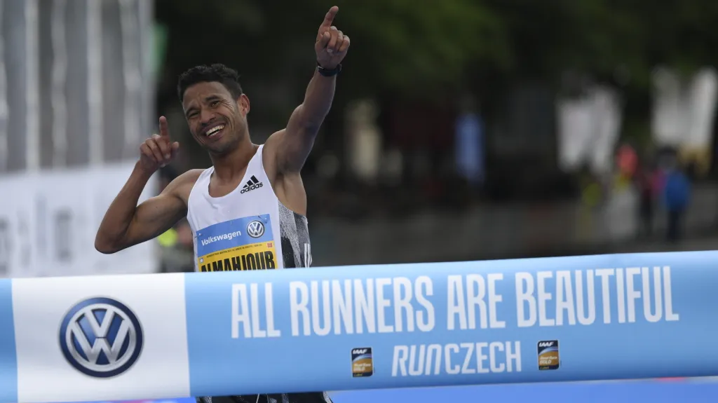 Mahdžúb Dazza dobíhá do cíle Pražského maratonu