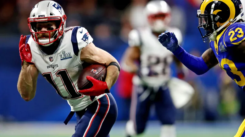 Julian Edelman uniká obraně LA Rams