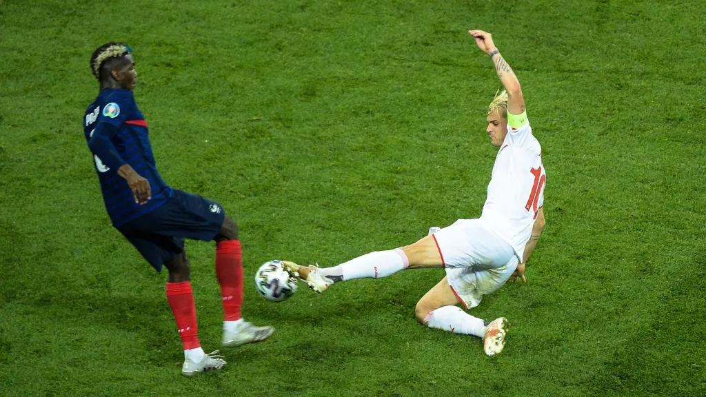 Granit Xhaka v duelu s Paulem Pogbou