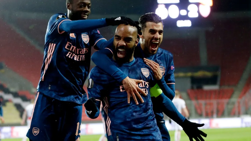 Fotbalisté Arsenalu oslavují gól v utkání se Slavií