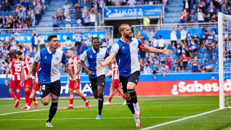 Víctor Laguardia z Alavésu se raduje z gólu v síti Atlética Madrid