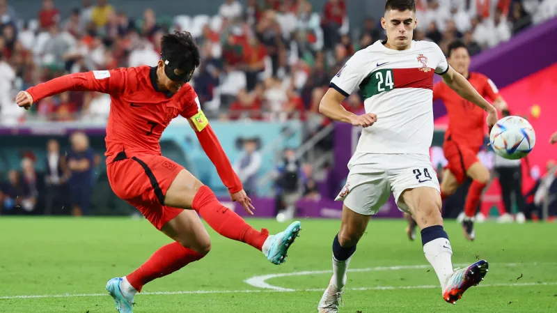 Korejec Son Heung-min střílí na portugalskou branku
