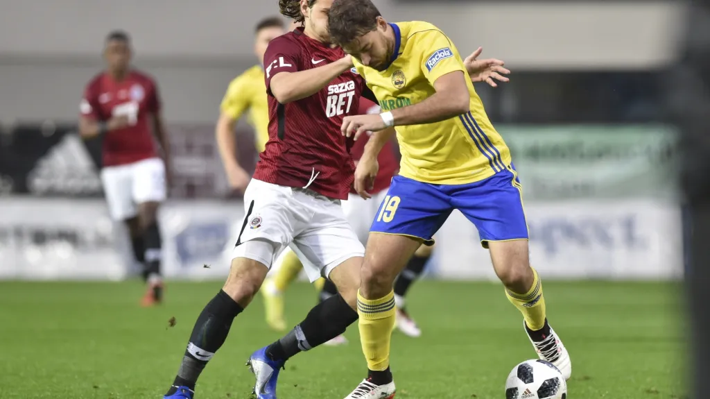 Pablo Podio ze Zlína (u míče) v souboji s Matějem Pulkrabem ze Sparty