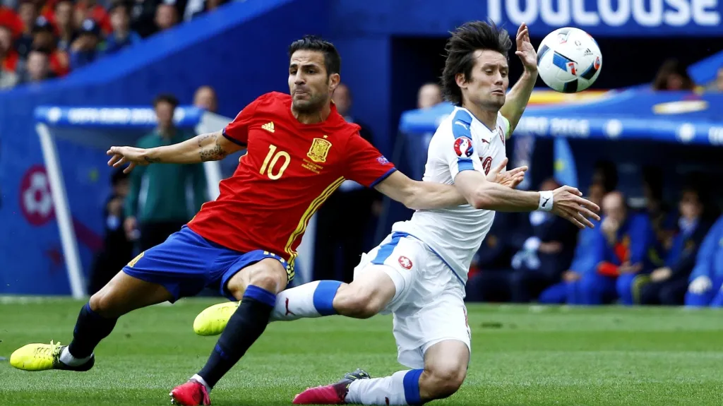 Tomáš Rosický (vpravo) po souboji se španělským záložníkem Cescem Fábregasem