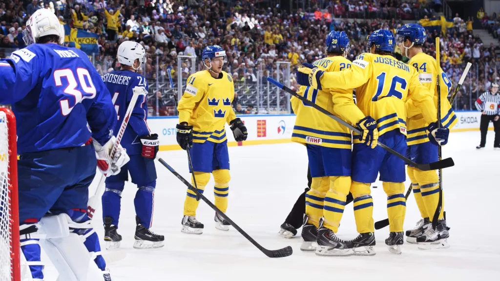 Švédští hokejisté se radují ze vstřelené branky v utkání proti Francii