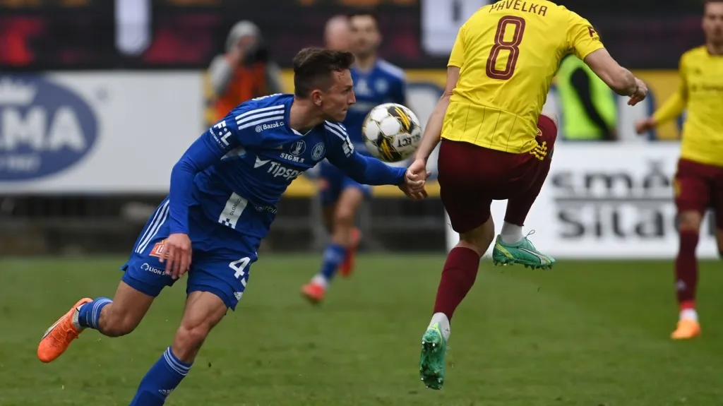 Denis Kramář z Olomouce v souboji s Davidem Pavelkou ze Sparty