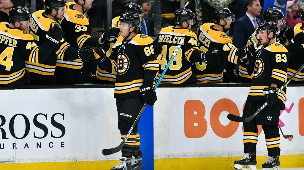 David Pastrňák slaví gól se spoluhráči