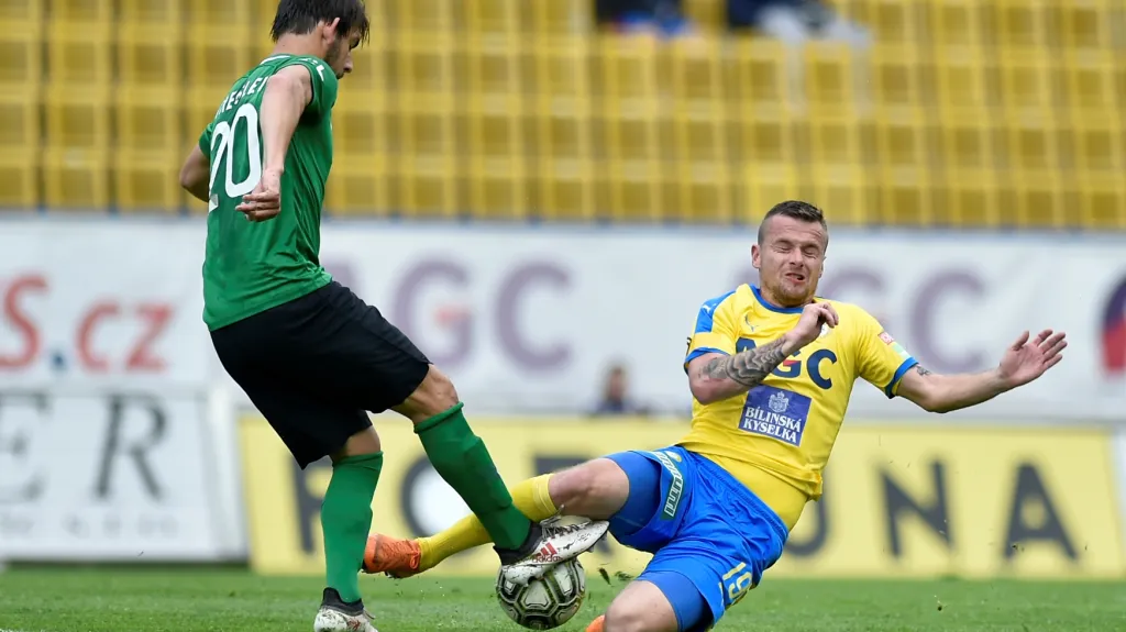 Teplický Martin Jindráček v ostrém souboji s Jaroslavem Treglerem z Příbrami