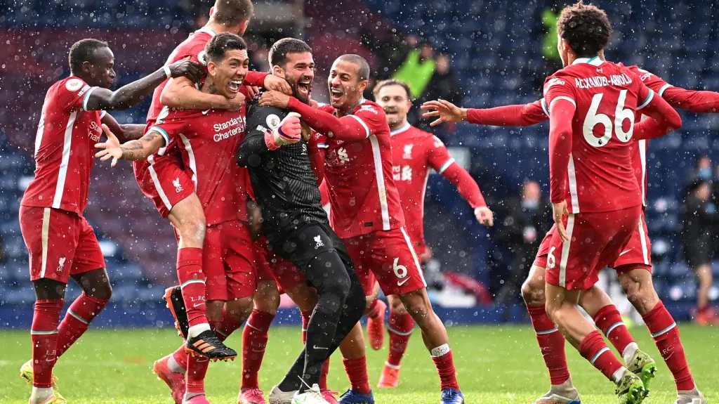 Fotbalisté Liverpoolu v čele s Alissonem oslavují gól