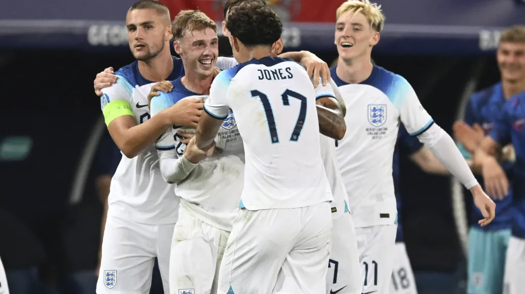 Angličané slaví vítěznou branku ve finále 