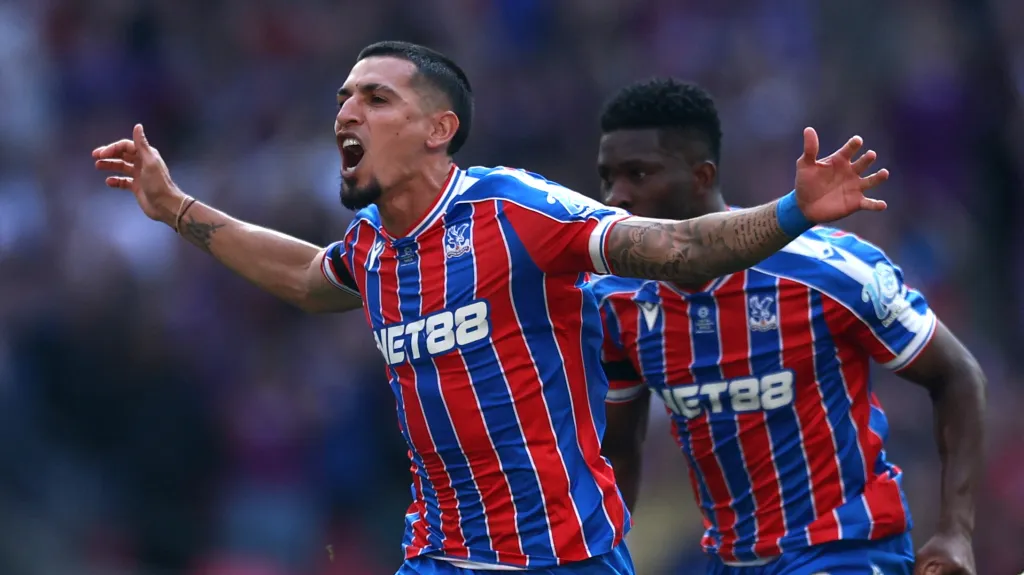 Daniel Muñoz z C. Palace se raduje z výhry v anglickém Superpoháru