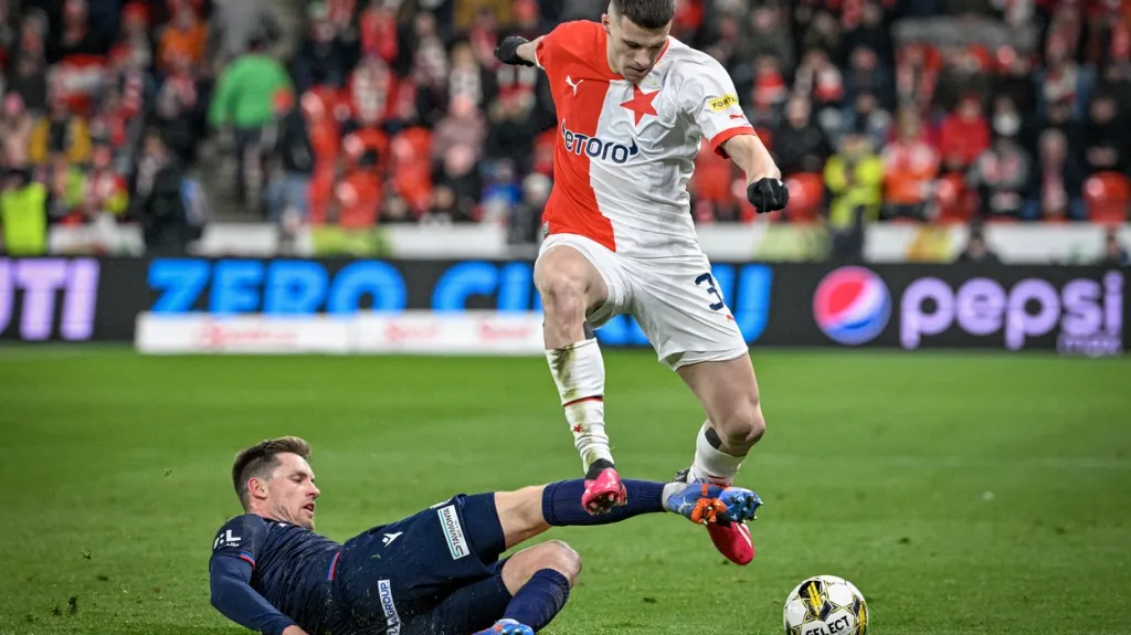 Lukáš Kalvach brání slávistu Davida Juráska