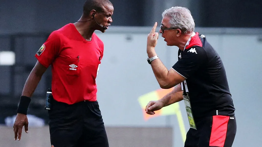 Sudí Janny Sikazwe (vlevo) v diskuzi s trenérem Alžírska Mundhirem Kabáiarem