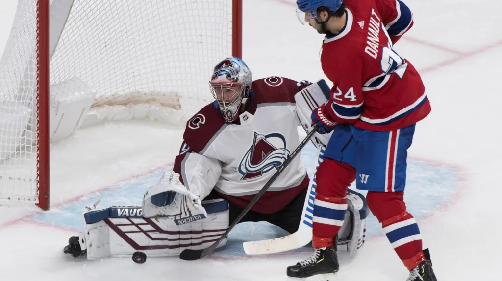 Pavel Francouz z Colorada likviduje šanci v utkání NHL