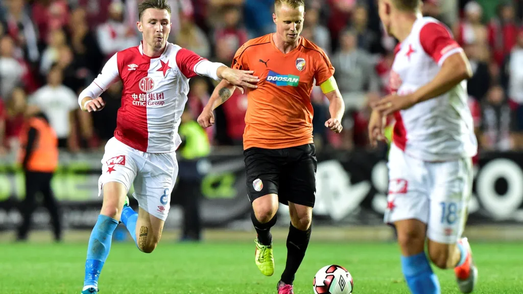 Jaromír Zmrhal ze Slavie (vlevo) v souboji s Davidem Limberským z Plzně