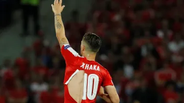 Švýcar Granit Xhaka v roztrženém dresu