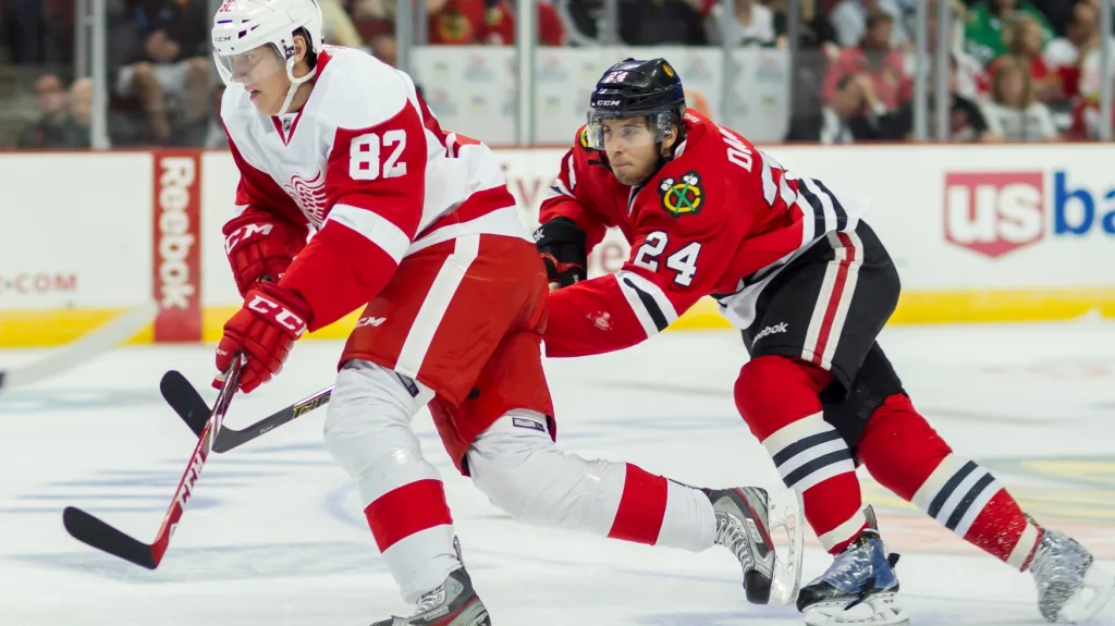 Detroitský Tomáš Nosek (vlevo) v zápase proti Chicagu