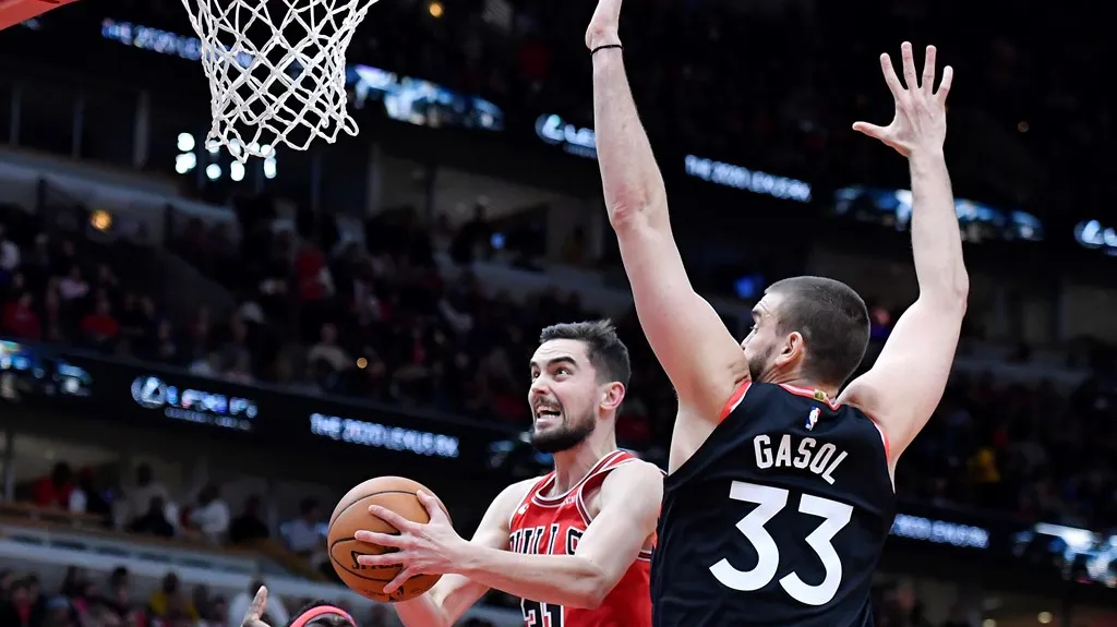Tomáš Satoranský z Chicaga v utkání NBA proti Torontu