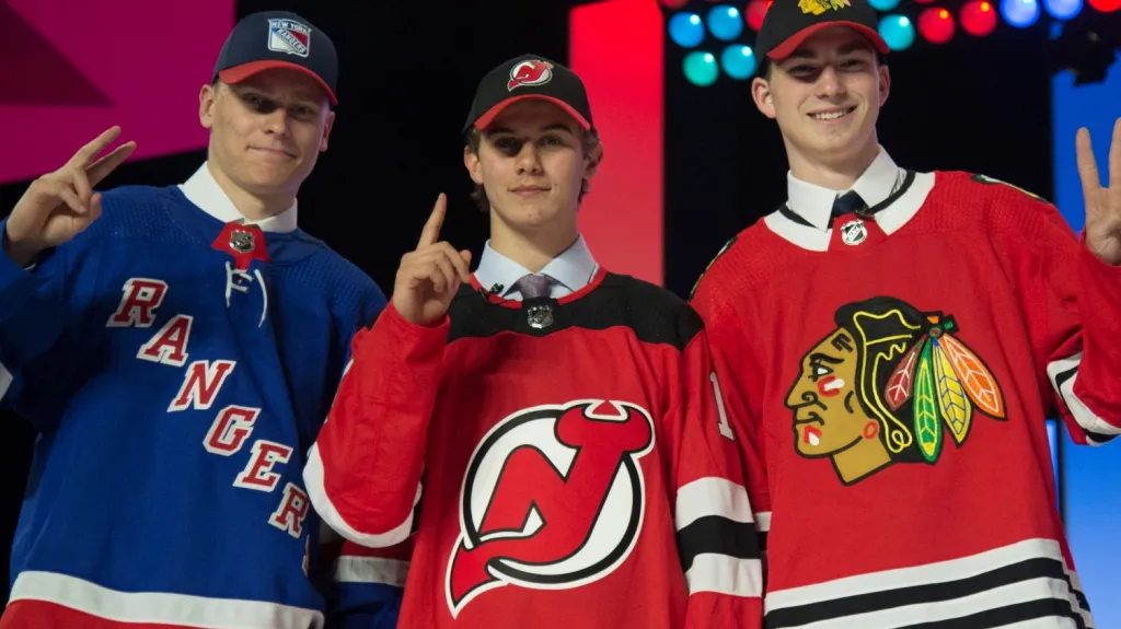 Zleva Kaapo Kakko, Jack Hughes a Kirby Dach po draftu NHL