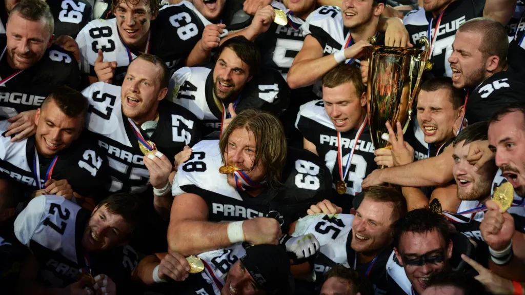 Prague Black Panthers se radují z vítězství v Czech Bowlu