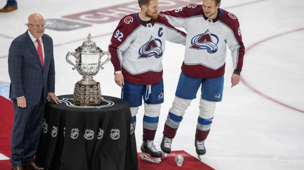 Opory Colorada přebírají trofej pro vítěze Západní konference