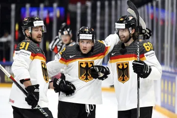 Hokejisté Německa se radují z gólu na mistrovství světa