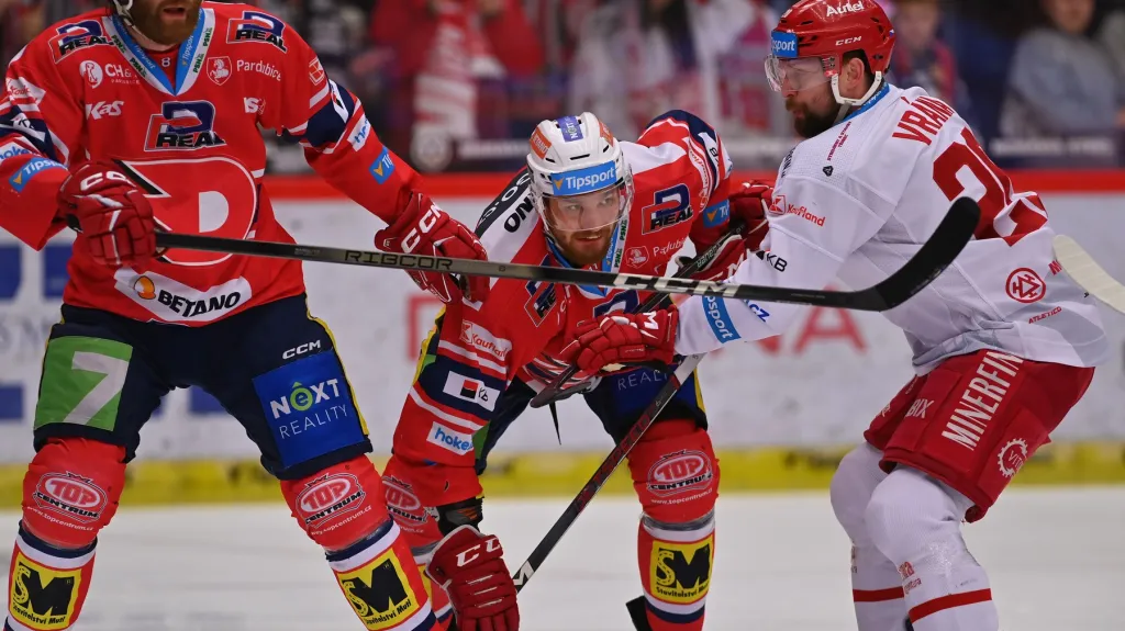 Adam Musil (uprostřed)