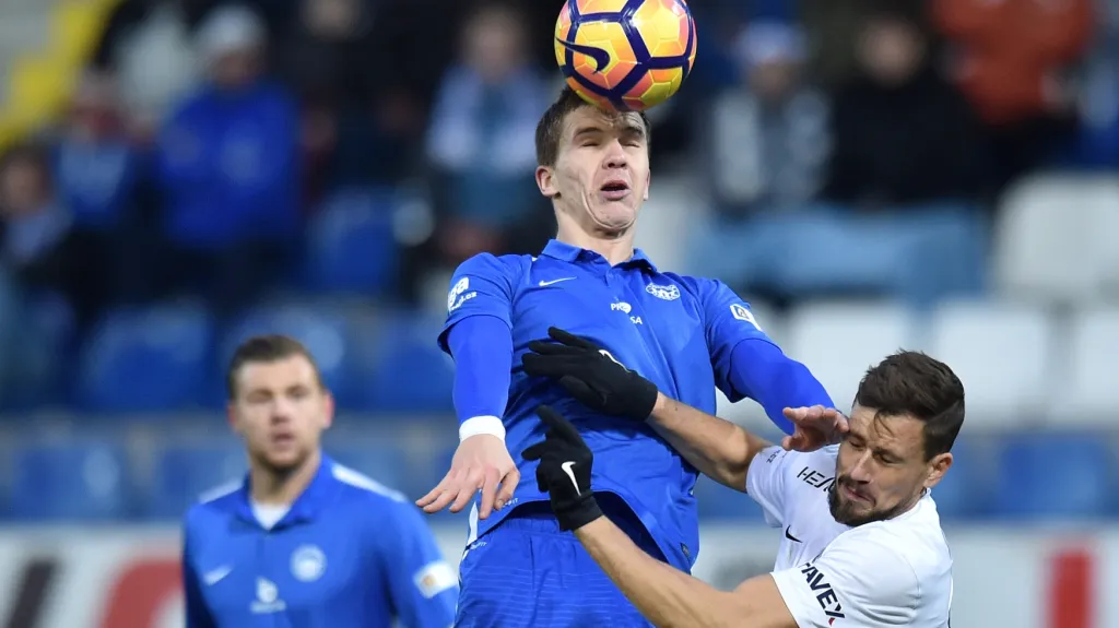 Hlavičkový souboj Ondřeje Karafiáta a Jaroslava Diviše