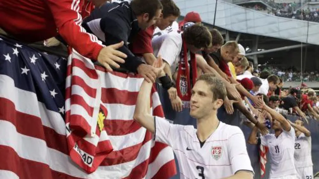 Američtí fotbalisté s fanoušky