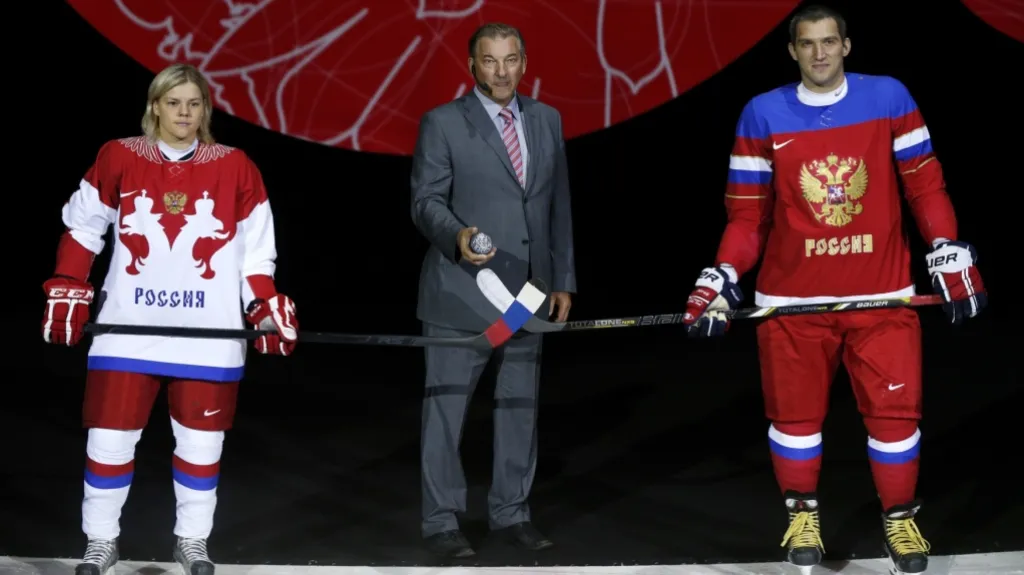 Alexandra Kapustinová, Vladislav Treťjak (uprostřed) a Alexander Ovečkin na prezentaci dresů ruských výběrů na ZOH