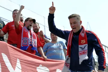 Fotbalista Petr Švancara (vpravo) s fanoušky