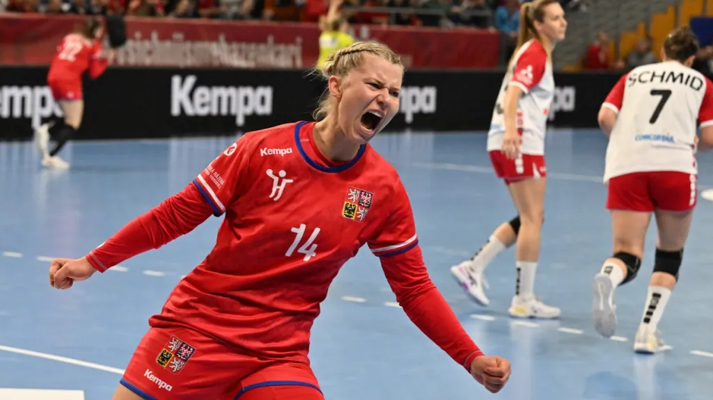Kamila Kordovská se raduje z gólu v síti Švýcarek