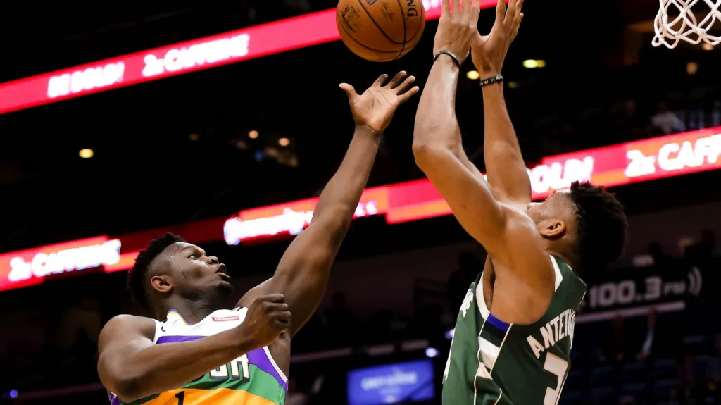 Giannis Antetokounmpo v souboji o míč se Zionem Williamsonem