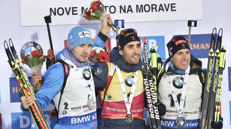 Pódium po stíhacím závodu biatlonistů
