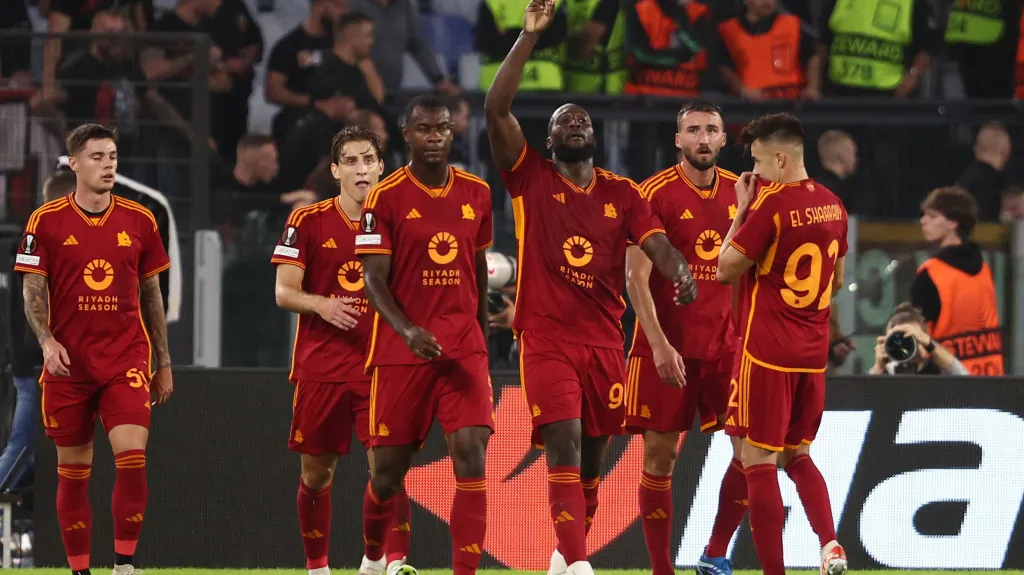 Romelu Lukaku slaví se spoluhráči