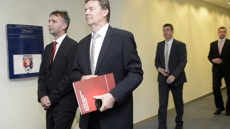 Členové výkonného výboru FAČR Pavel Blaha (vlevo) a Roman Berbr (druhý zleva) přicházejí na 15. volební valnou hromadu