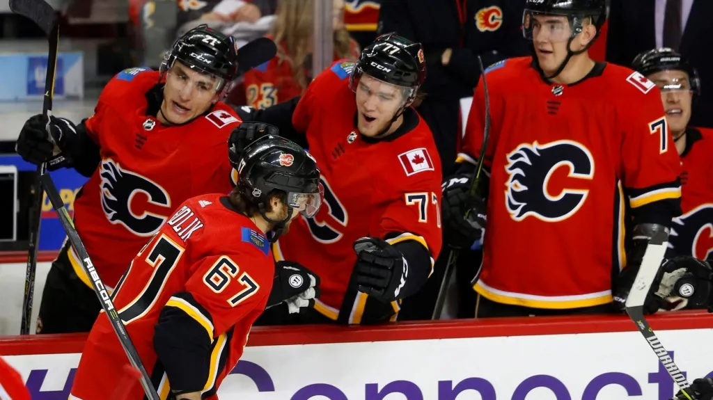 Michael Frolík se raduje se spoluhráči