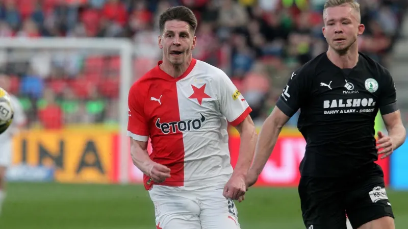 Lukáš Masopust v souboji s Václavem Drchalem z Bohemians