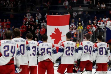 Čeští hokejisté sledují kanadskou vlajku po porážce v semifinále MS