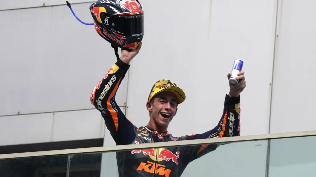 Španělský jezdec Pedro Acosta se stal mistrem světa v třídě Moto2
