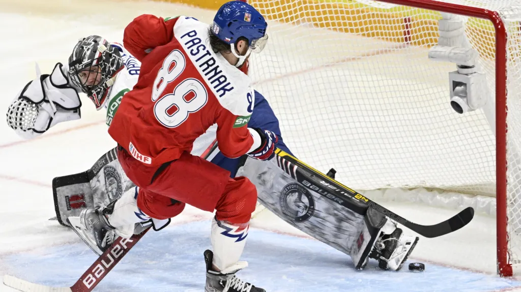 David Pastrňák proměňuje trestné střílení proti Norům
