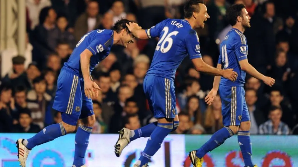 Opory Chelsea zleva: Lampard, Terry, Mata