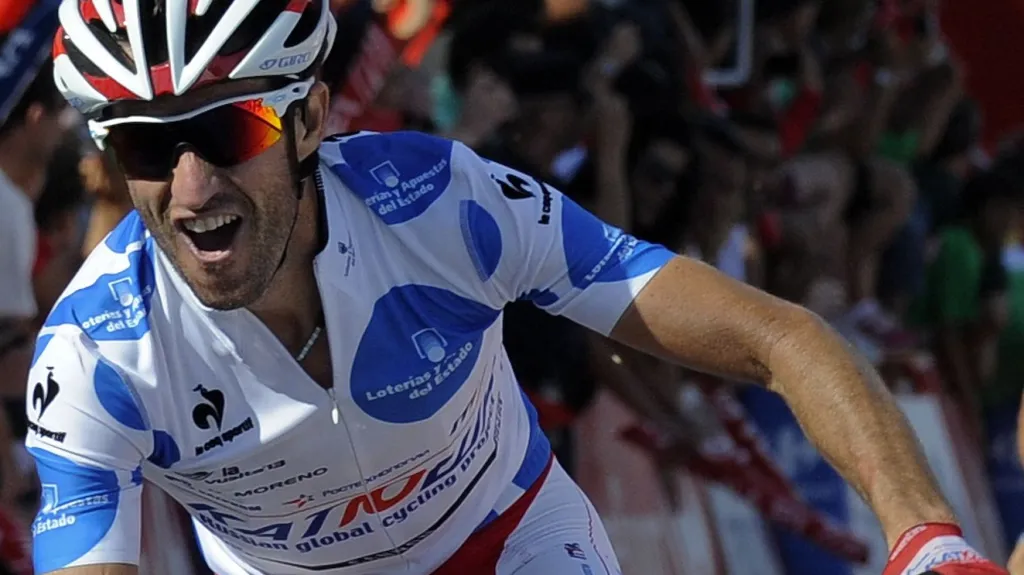 Daniel Moreno projíždí jako první cílem čtvrté etapy Vuelty