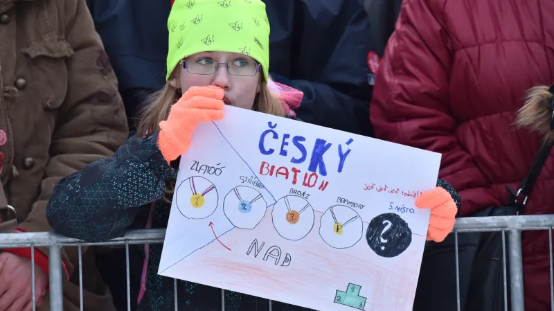 Jedna z fanynek na exhibičním supersprintu biatlonistů v Jablonci